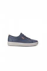 Championes urbanos Ecco Soft 7 de cuero azul con cordones y suela blanca.