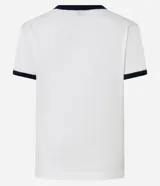 Blusa baby look de algodón color blanco, con cuello redondo y mangas cortas con ribetes azul marino. Presenta un estampado frontal con el texto "VACANCES SANTORINI" en azul marino y detalles florales en rosado.