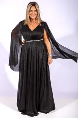 Vestido largo negro con escote en V, mangas largas tipo capa y cintura ajustada con un cinturón trenzado plateado. El tejido es plisado y brillante.