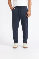 Pantalón de jogging Quiksilver color azul marino, de corte regular, con cintura elástica con cordón ajustable y bolsillos laterales.