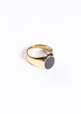 Anillo sello dorado con piedra de ónix negra de forma ovalada.
