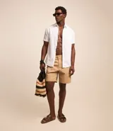 Camisa de manga corta para hombre, confeccionada en una mezcla de lino y algodón. Presenta cuello camisero, botonadura frontal y un bolsillo aplicado en el pecho. Su diseño es liso y de corte cómodo.