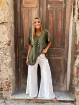 Blusa verde militar de seda con escote en V y mangas cortas amplias.