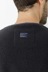 Sweater de polar negro con medio cierre y detalles en azul en mangas y cuello.