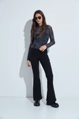 Body de mangas largas con cuello alto, confeccionado en tejido de tul semitransparente con estampado animal print en tonos grises y negros.