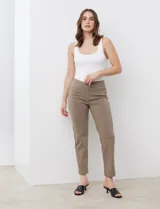 Pantalón de gabardina elastizada color marrón claro, marca Zac & Rachel, de corte recto y pretina ancha pespunteada.