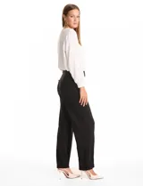 Pantalón de vestir color marrón, de corte wide leg y tiro alto. Presenta una cintura ancha con detalles de hebillas y botones decorativos en tono dorado, además de bolsillos laterales funcionales.