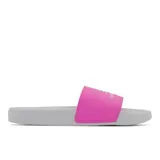 Ojotas New Balance de dama, color gris con tira fucsia y logo blanco.