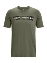 Remera verde militar de Under Armour con logo y nombre de la marca estampados en el pecho sobre una franja con estampado de camuflaje.