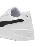 Championes Puma modelo Karmen II L, de diseño urbano con plataforma. Presentan una capellada de cuero blanco con la icónica franja lateral de la marca en color negro y suela de plataforma robusta con textura estriada.