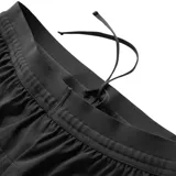 Short deportivo negro con logo reflectivo de New Balance en la pierna derecha. Cuenta con tecnología NB DRY de secado rápido, forro transpirable incorporado, bolsillos laterales y cordón ajustable en la cintura.