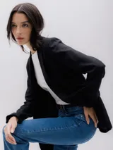 Blazer largo negro confeccionado en mezcla de viscosa y lino, con solapa tipo chal y diseño holgado.