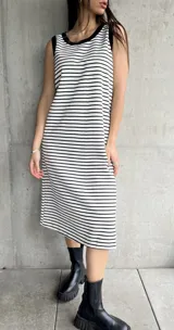 Vestido midi sin mangas con rayas horizontales blancas y negras, cuello redondo y corte recto.