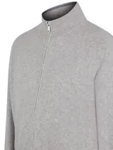 Sweater gris de lana y cashmere con cuello alto y cierre completo.