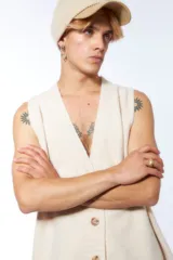 Anillo dorado de metal, ancho y ajustable.