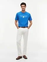 Remera de manga corta y cuello redondo de Tommy Hilfiger, confeccionada en puro algodón de color azul. Presenta un estampado con el logo de la marca y la inscripción "American Classics" en el pecho.