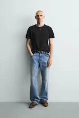 Camiseta de punto con textura acanalada, corte slim fit, cuello redondo y manga corta. Confeccionada en mezcla de algodón con elasticidad y acabado con efecto lavado.