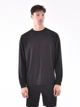 Remera negra de manga larga con cuello redondo.
