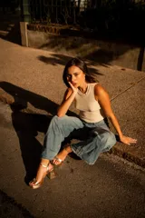 Sandalias de fiesta doradas con plataforma y tacón cuadrado.