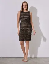 Vestido corto de encaje negro con forro color piel, sin mangas y escote redondo. Espalda con abertura central y cierre invisible.