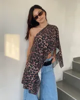 Capa asimétrica con estampado animal print de leopardo, diseño de un solo hombro y corte fluido.