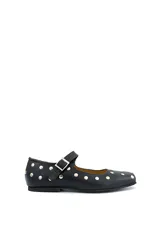 Zapato tipo Mary Jane de cuero negro con tachas plateadas, punta redondeada y tira con hebilla.