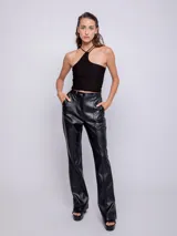 Top negro asimétrico sin mangas con textura diferenciada y tirante fino.