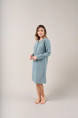 Camisón verde de manga larga con botones en el escote y bolsillo en el pecho.