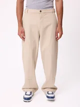 Pantalon recto de lona, color beige, con diseño de paneles reforzados en las piernas y cierre frontal con boton.