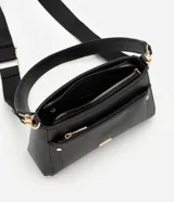Cartera bandolera de poliuretano color marrón oscuro, con estructura firme y tamaño mediano. Cuenta con un bolsillo frontal con cierre, herrajes metálicos dorados, cierre principal y correa ajustable y desmontable.