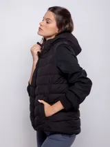 Campera puffer beige de nylon con capucha, cuello alto, mangas largas y bolsillos laterales con cierre.