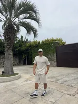 Conjunto de dos piezas compuesto por remera de manga corta y short, confeccionado en tejido de punto calado con textura tipo waffle. La remera presenta cuello redondo y corte holgado, mientras que el short cuenta con cintura elástica.