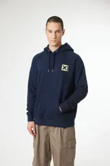 Hoodie azul marino de corte clásico, con capucha ajustable mediante cordones, bolsillo frontal tipo canguro y estampado gráfico cuadrado en el pecho con una X y caracteres japoneses.