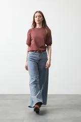 Remera blanca de manga corta confeccionada en algodón, con calce cómodo y mangas levemente abullonadas.