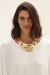 Collar dorado con eslabones grandes irregulares con textura arrugada.