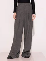 Pantalón de lana color gris con corte palazzo, pinzas delanteras y cintura con doble gancho pantalonero.