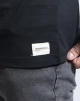 Remera de manga larga en color blanco, con cuello redondo y corte clásico. Presenta un pequeño detalle de etiqueta cosida en el puño de la manga.