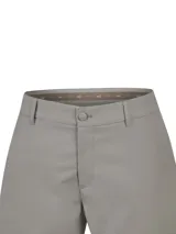 Bermuda gris de poliéster reciclado, de corte regular y tiro medio, con bolsillos laterales y cierre con botón.