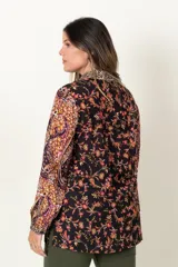 Camisa estampada de manga larga con tajos a los costados y combinación de estampados en cuerpo y mangas.