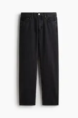 Pantalón jean de cinco bolsillos en denim de algodón rígido, color negro. Modelo de cintura clásica con cierre de botón y corte relajado de pierna recta.