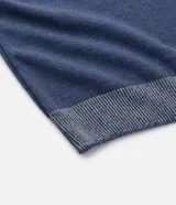 Remera de manga corta color azul con cuello redondo y detalles contrastantes en el ruedo de las mangas y el bajo. La parte delantera es lisa y la espalda presenta un estampado grande con diseño centralizado de elementos marinos.