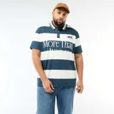 Remera de estilo rugby con cuello polo, manga corta y diseño a rayas horizontales en azul y blanco. Presenta estampado frontal con texto y logo, además de botones en el cuello.