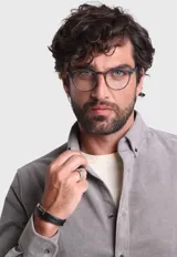 Camisa de pana azul marino de manga larga con cuello abotonado.