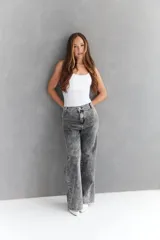 Pantalón de jean gris con efecto lavado, corte recto y tiro alto.