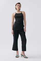 Pantalón negro de lino, corte culotte, con bolsillos laterales y traseros, y pespuntes a contratono en cintura.