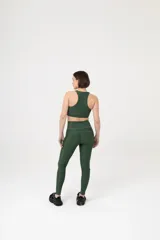 Calza larga deportiva color verde oscuro, de tiro alto, con bolsillos laterales y costuras reforzadas.