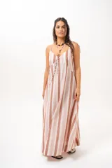 Vestido largo a rayas verticales en tonos rosados, marrones y blancos, con tirantes finos y escote en V.