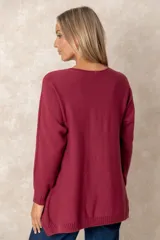 Buzo de corte relajado y cuello redondo, con detalles de costura vertical en la parte inferior y puños acanalados en las mangas.