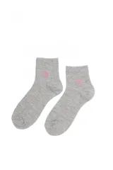 Par de medias de caña corta color gris, con diseño acanalado y un bordado de moño rosa en el tobillo.
