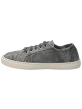 Zapatilla urbana de algodón orgánico color gris con efecto acid wash y suela de goma blanca.